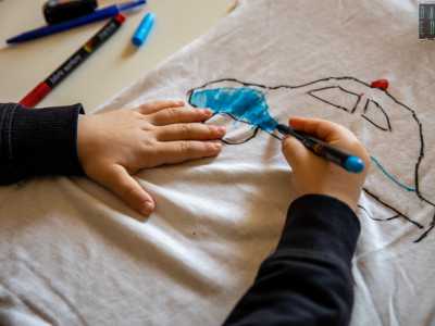 Gli alunni, che non indossano il grembiule tradizionale ma sono liberi di portare ci� che preferiscono, sono impegnati in un vero e proprio processo creativo: sono infatti intenti a disegnare e dipingere dei �manufatti� per la festa del pap�
